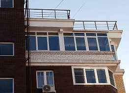 Балконы с нестандартными задачами для нас являются повседневными задачами.Балкон с множеством угловых соединений и утепленная крыша.